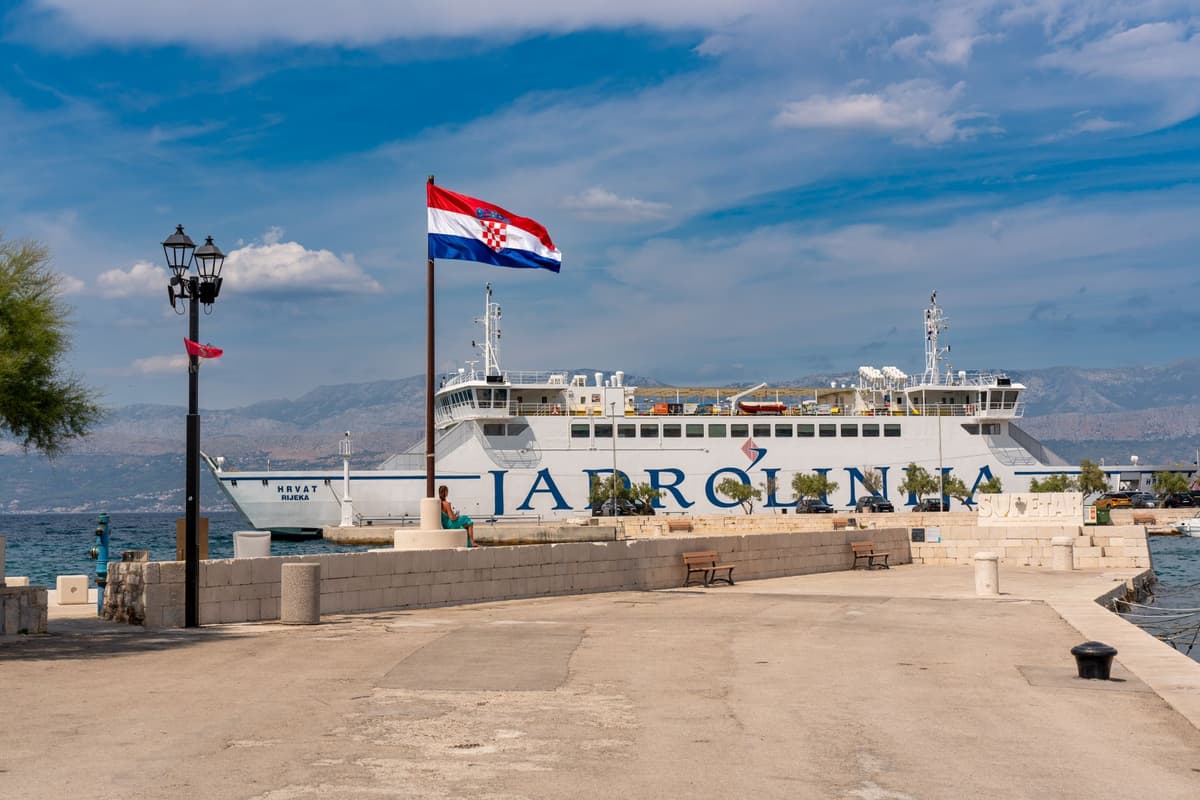 Ferry reliant les îles croates sur l'Adriatique