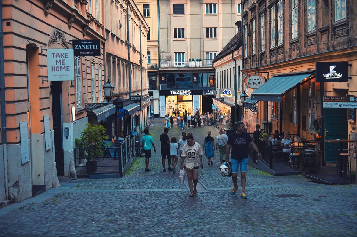 Terrasse de café dans une rue de Zagreb