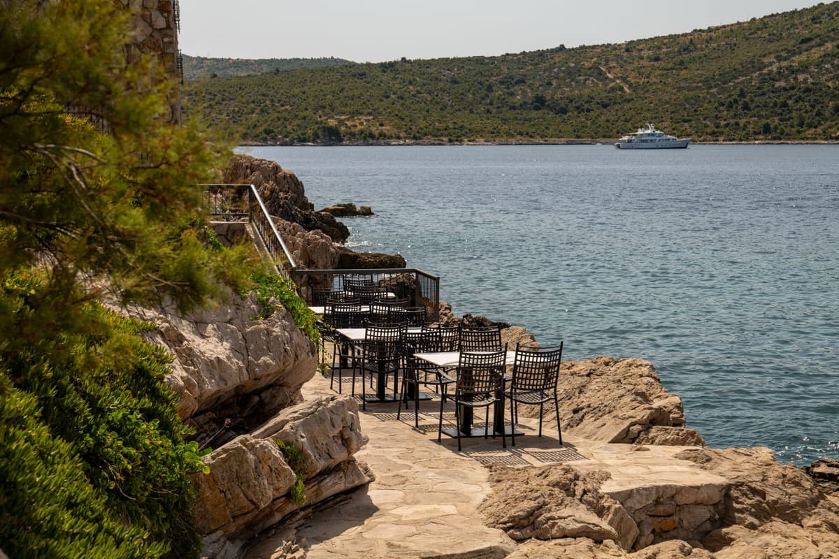 Terrasse de restaurant en bord de mer en Croatie