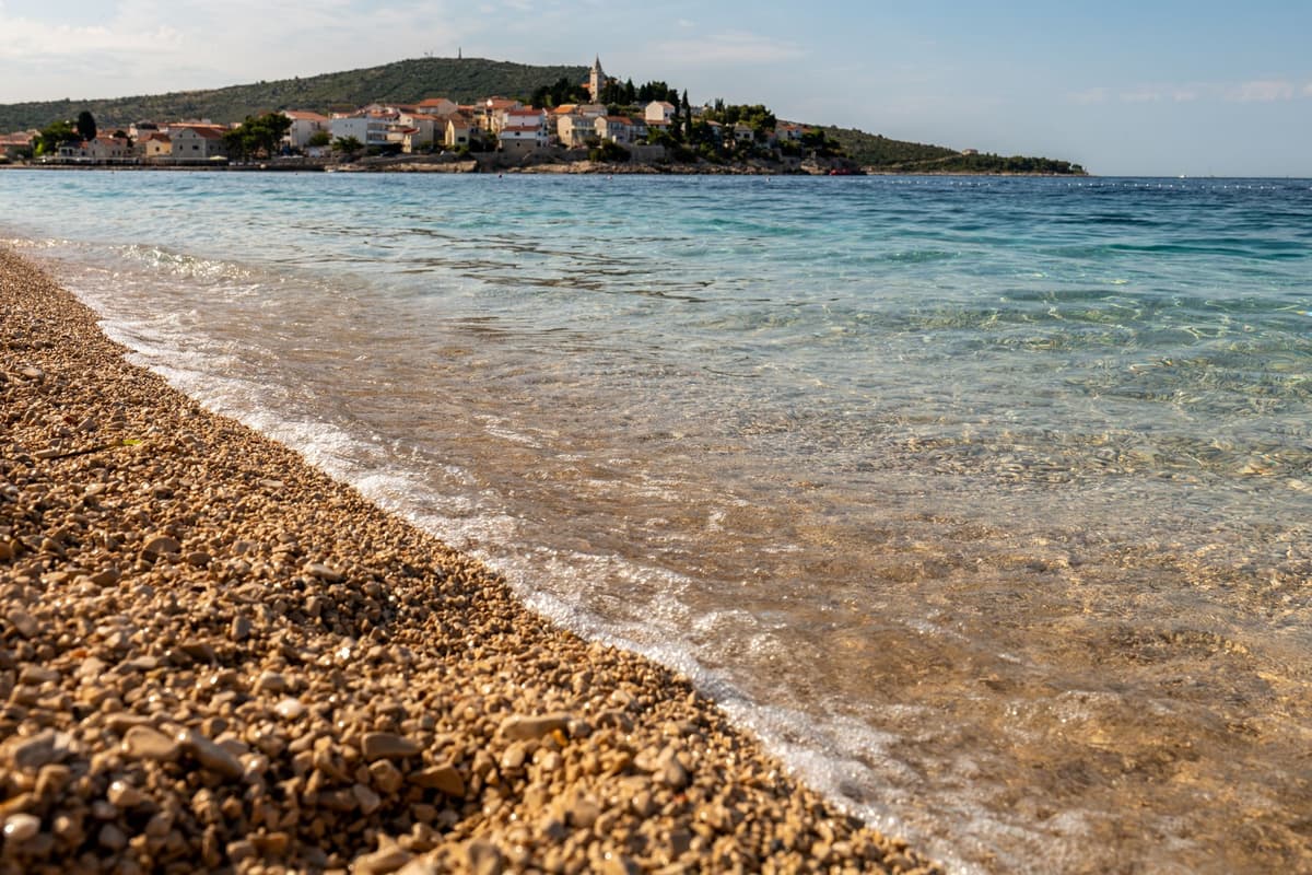 Plage de galets à Primošten, côte adriatique croate