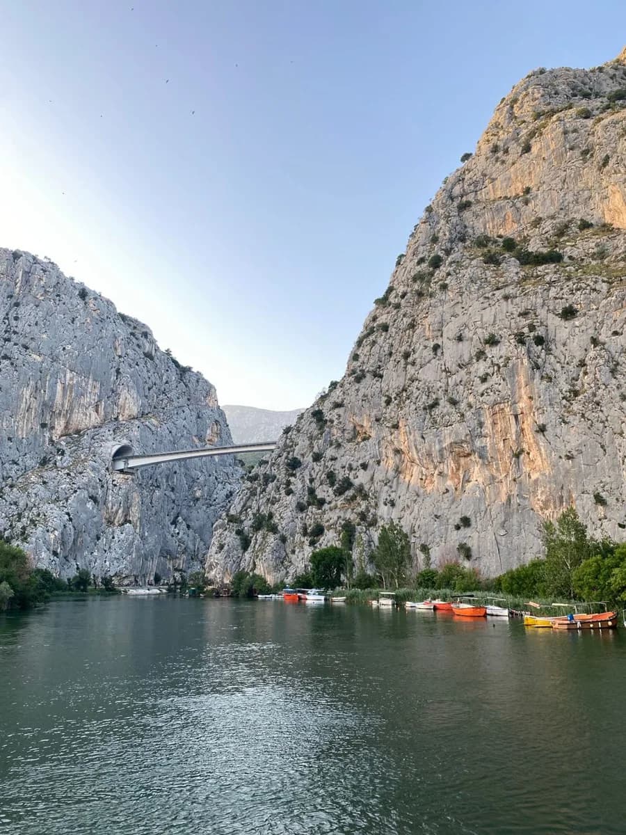 Relief du canyon de la Cetina près d’Omiš