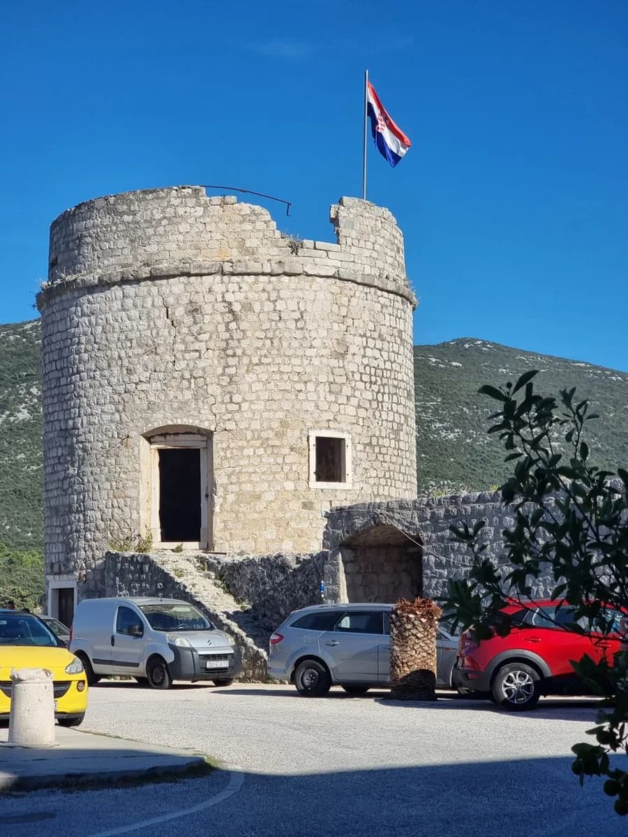 Tour de Toljevac au bord de Mali Ston