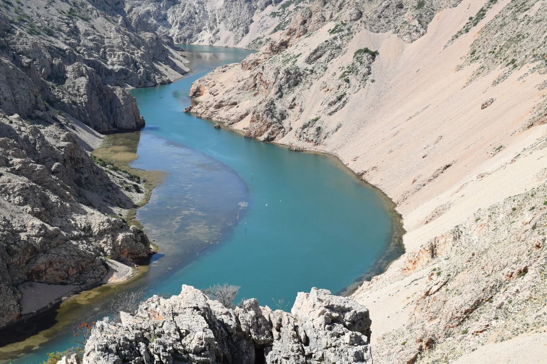 La rivière Zrmanja dans son canyon rocheux en Croatie