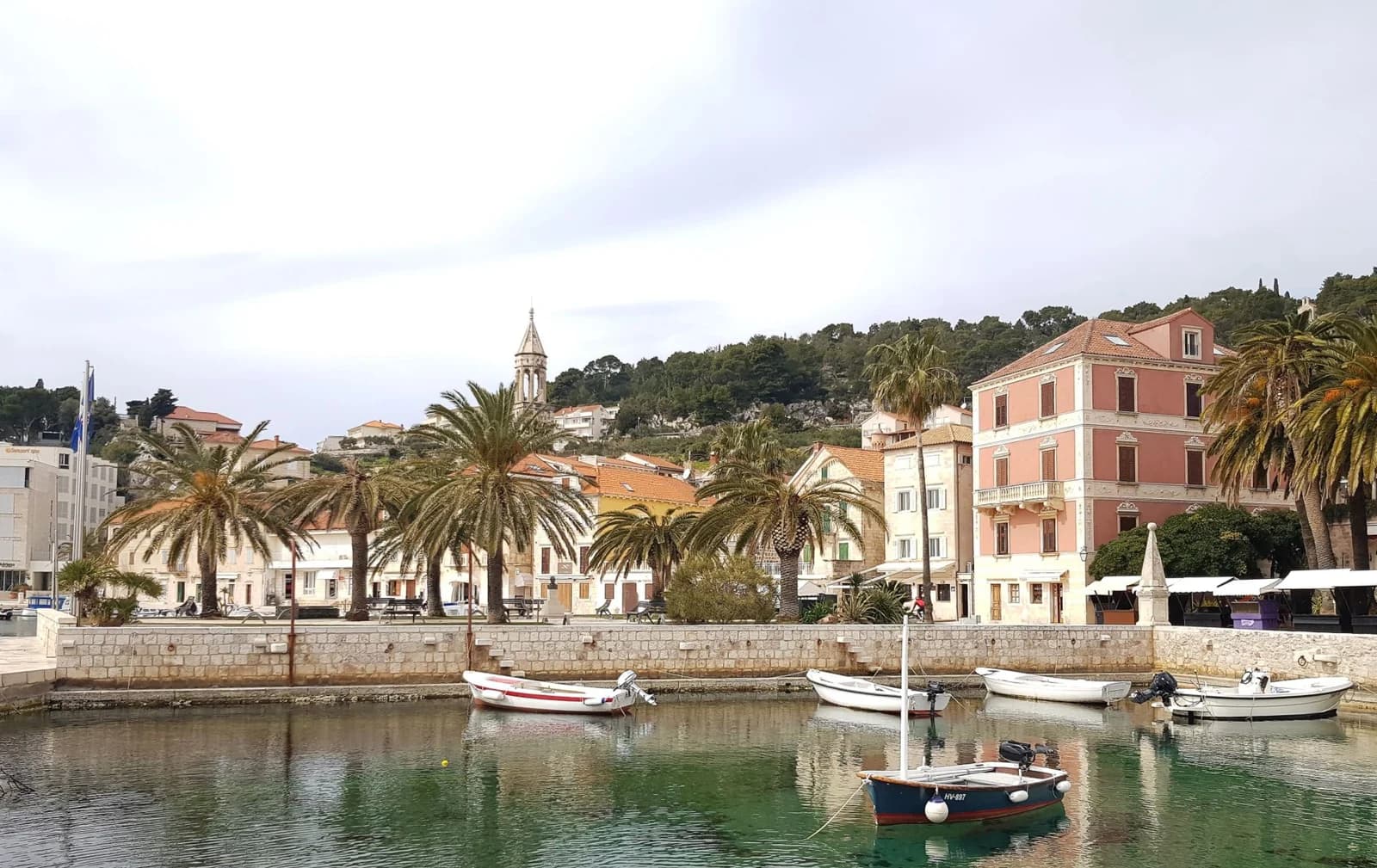 Le port de Hvar, face à l’archipel des Pakleni