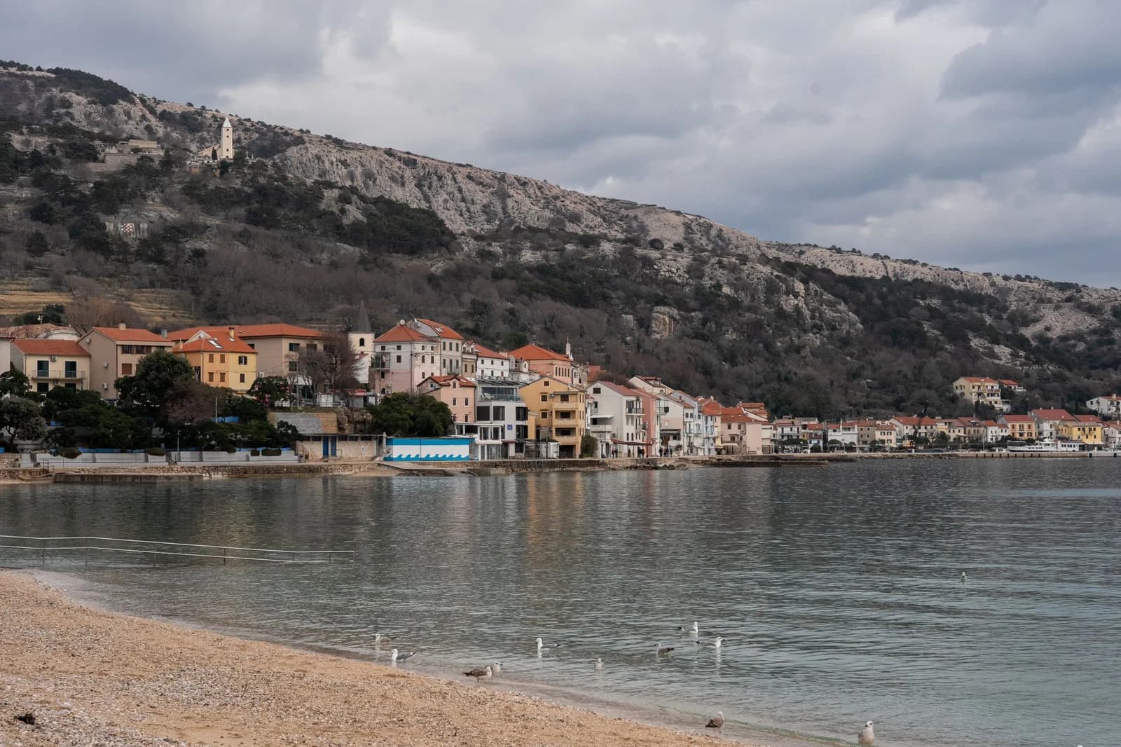 Le littoral de Baška et ses embarcations sur Krk