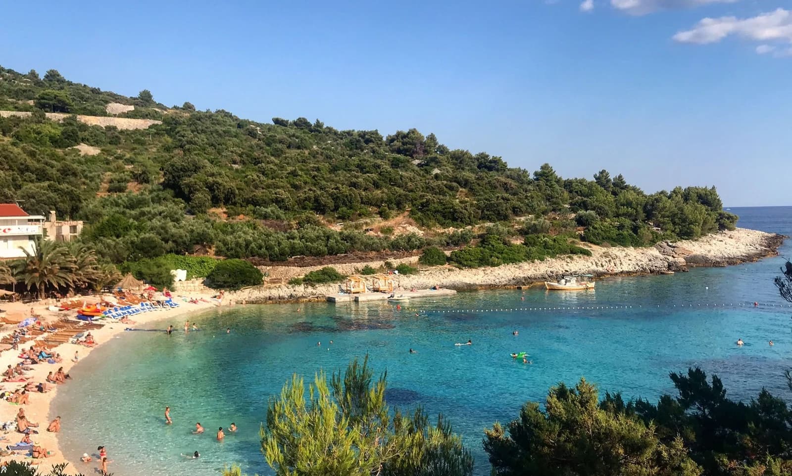 Crique et eaux turquoise sur l’île de Vis, voisine de Biševo