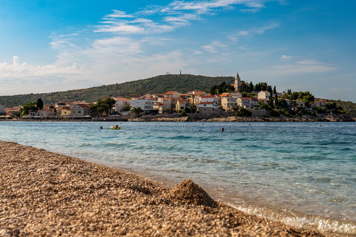 Plage de galets baignée par l'Adriatique en Croatie