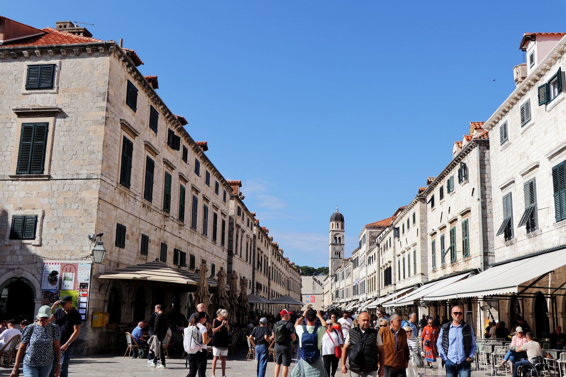 La rue Stradun de Dubrovnik bondée de visiteurs