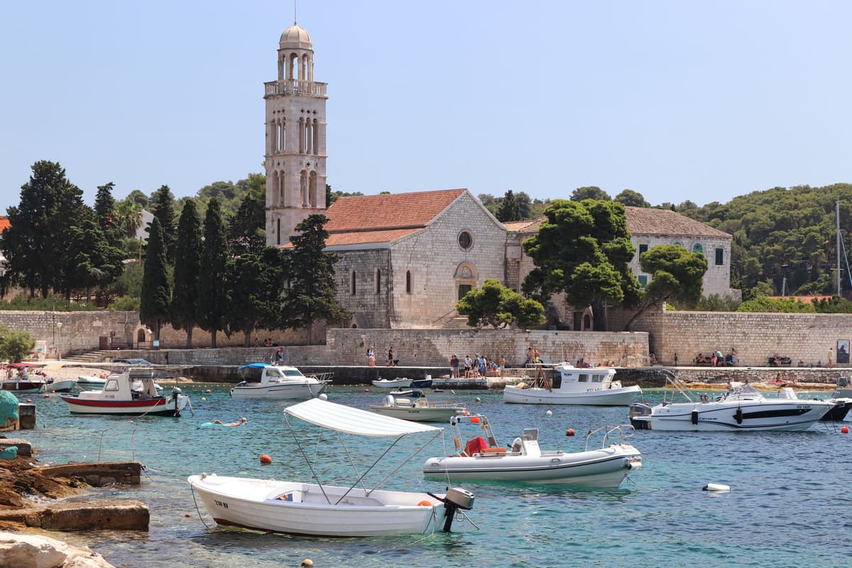 Port de l'île de Hvar avec ses bateaux