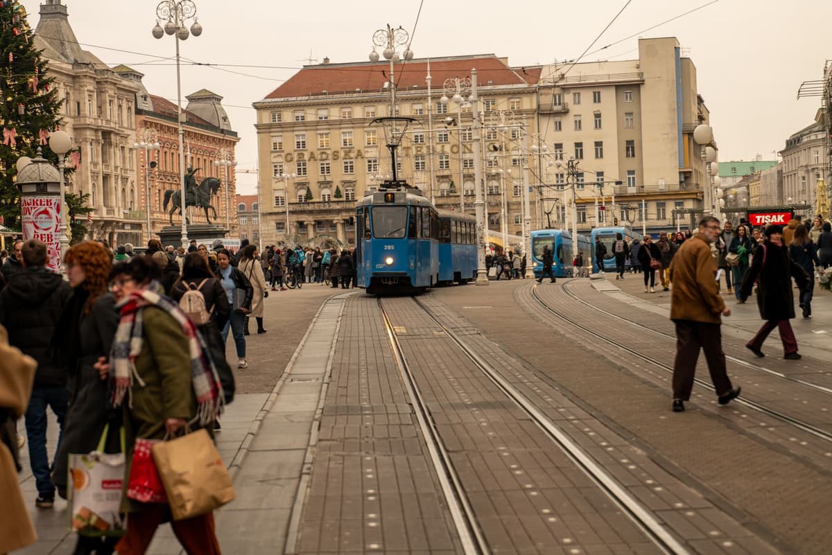 Tramway et rue animée au centre de Zagreb