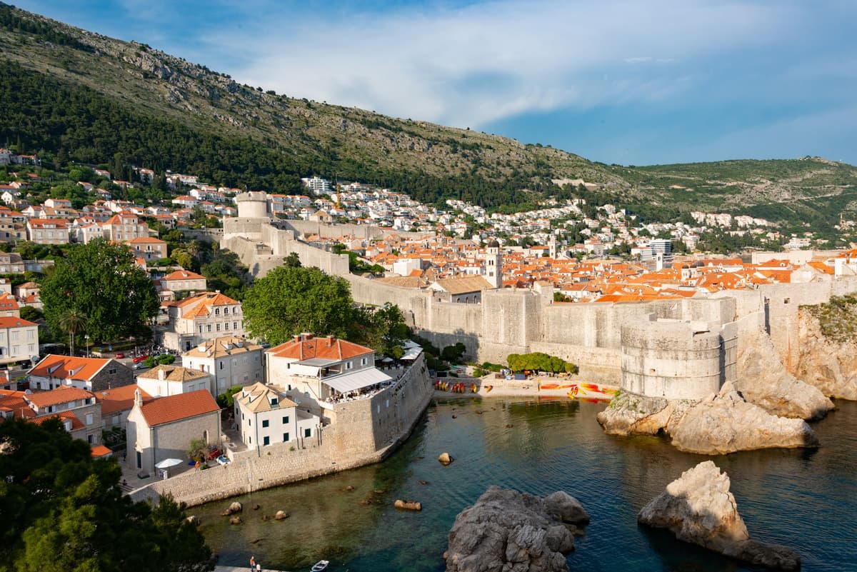 Remparts de Dubrovnik surplombant la mer