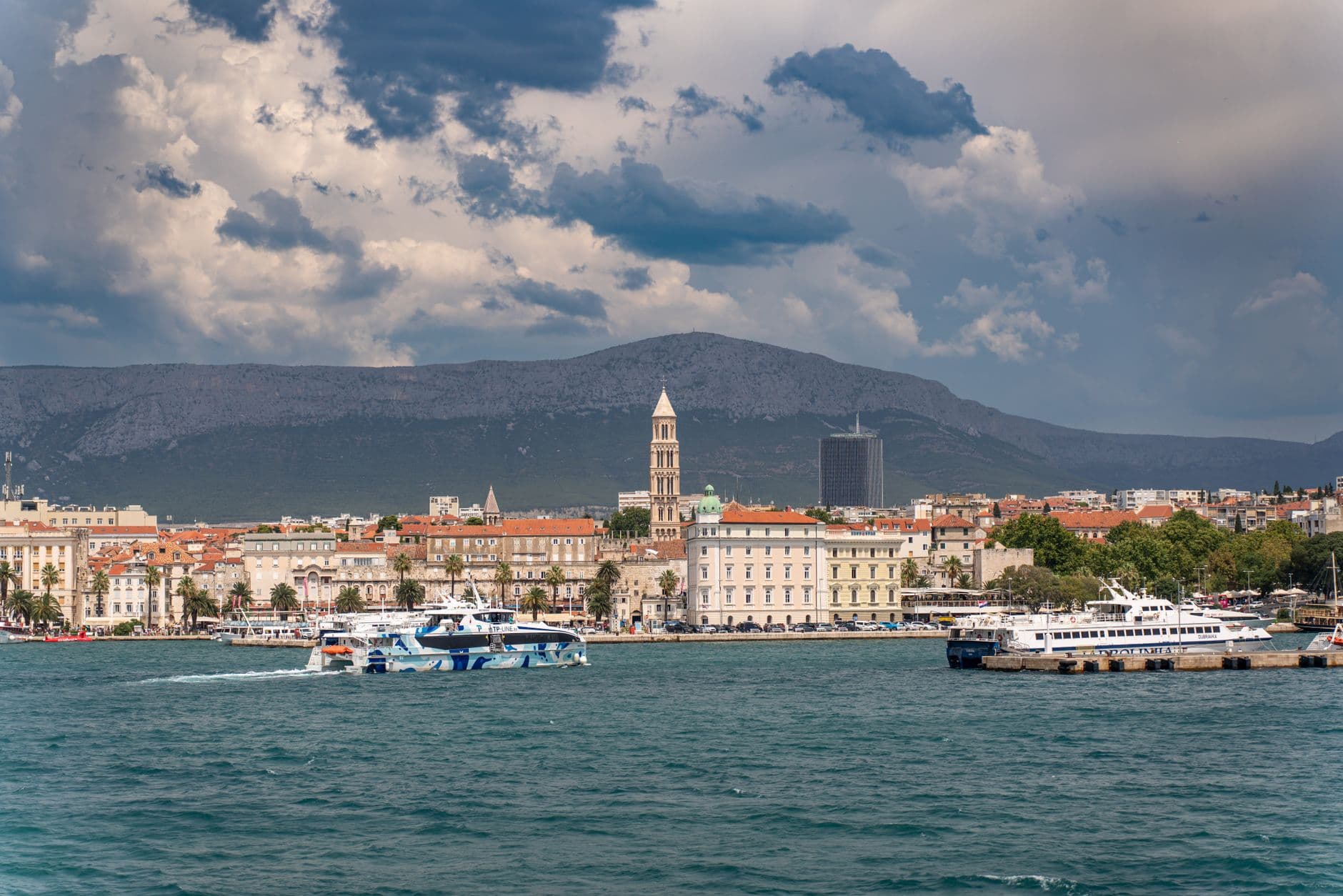 Vue aérienne de Split et de sa côte en Croatie