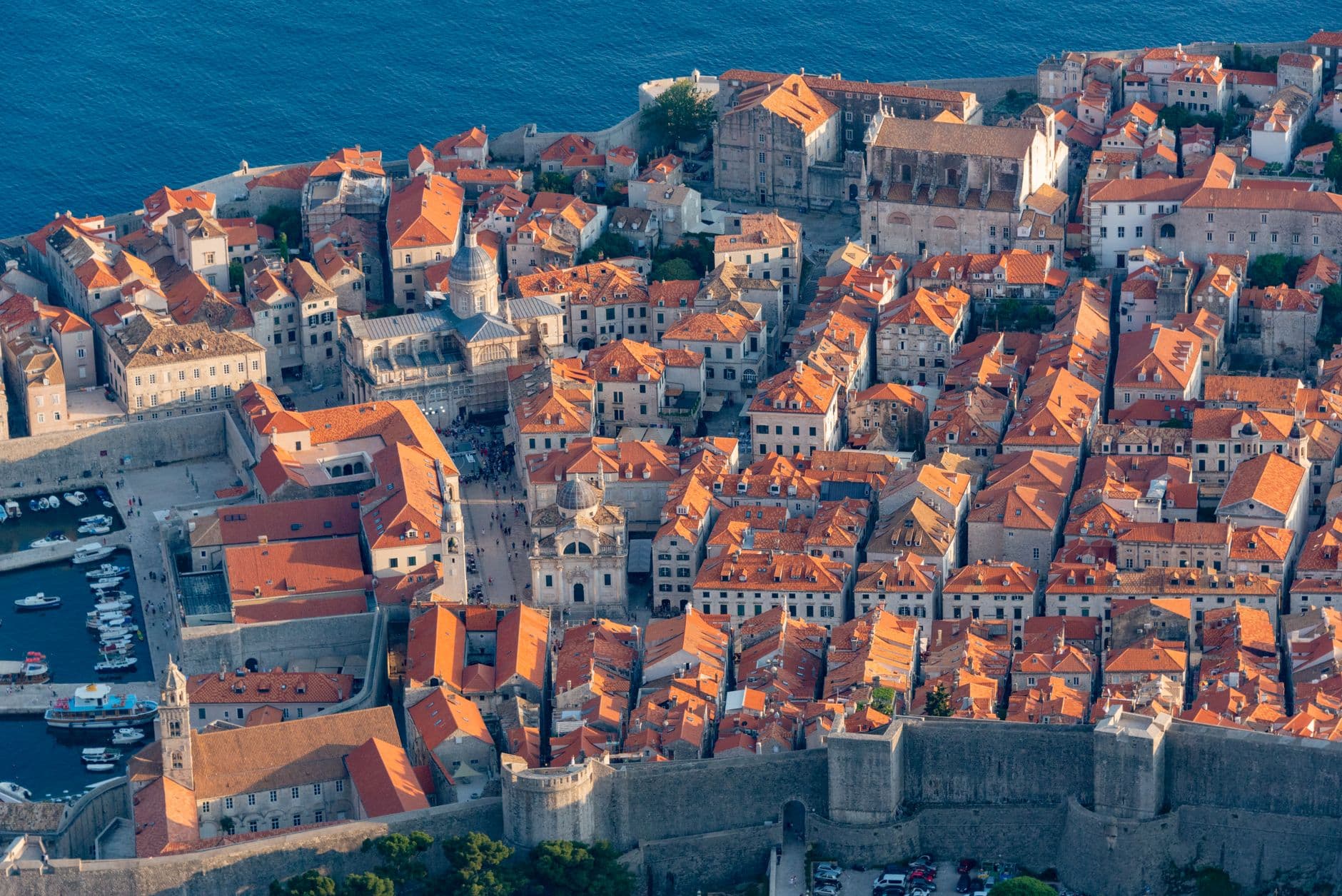 Vue aérienne de la vieille ville de Dubrovnik au bord de l'Adriatique