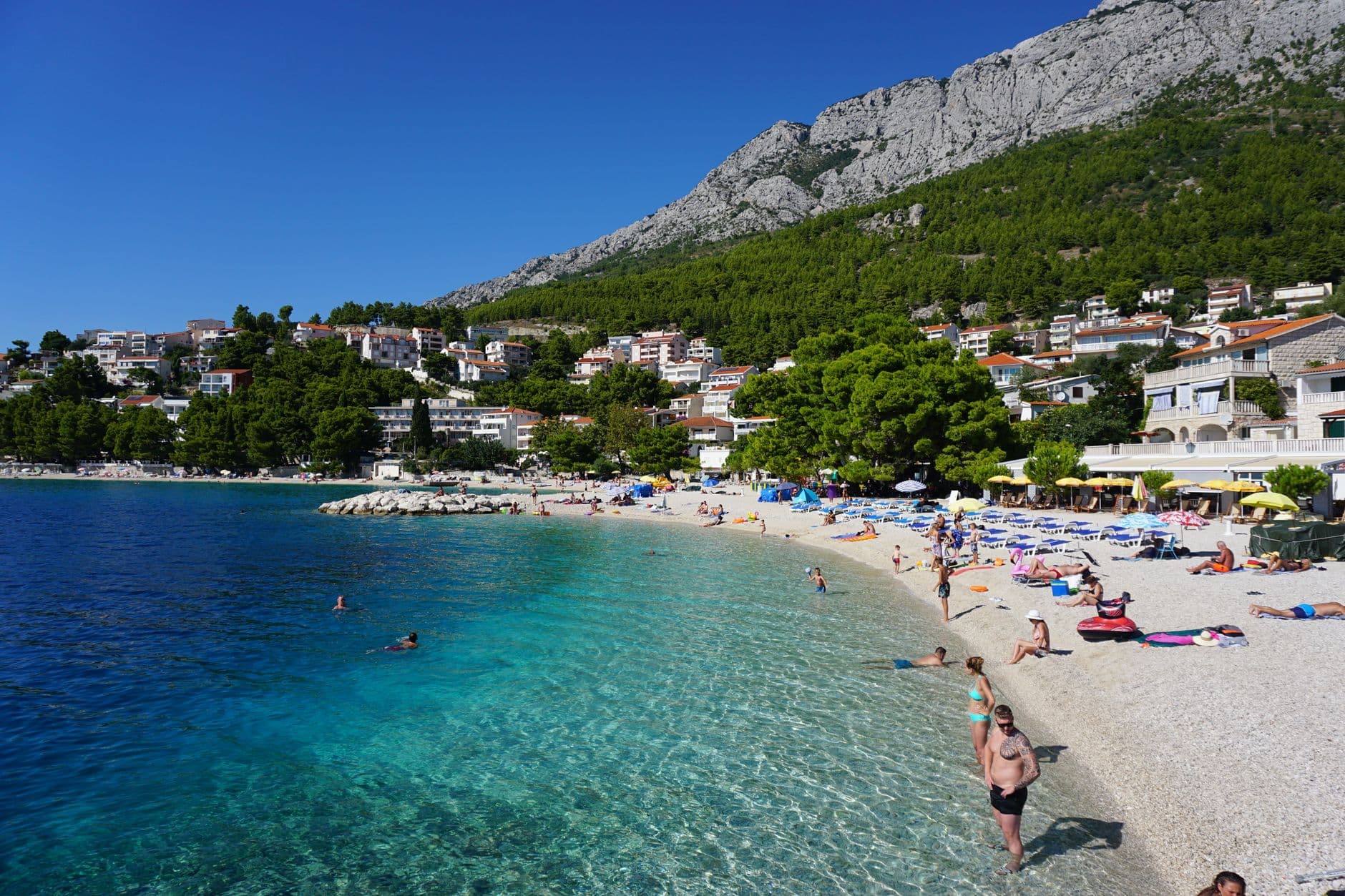 Plage de la riviera de Makarska au pied des montagnes