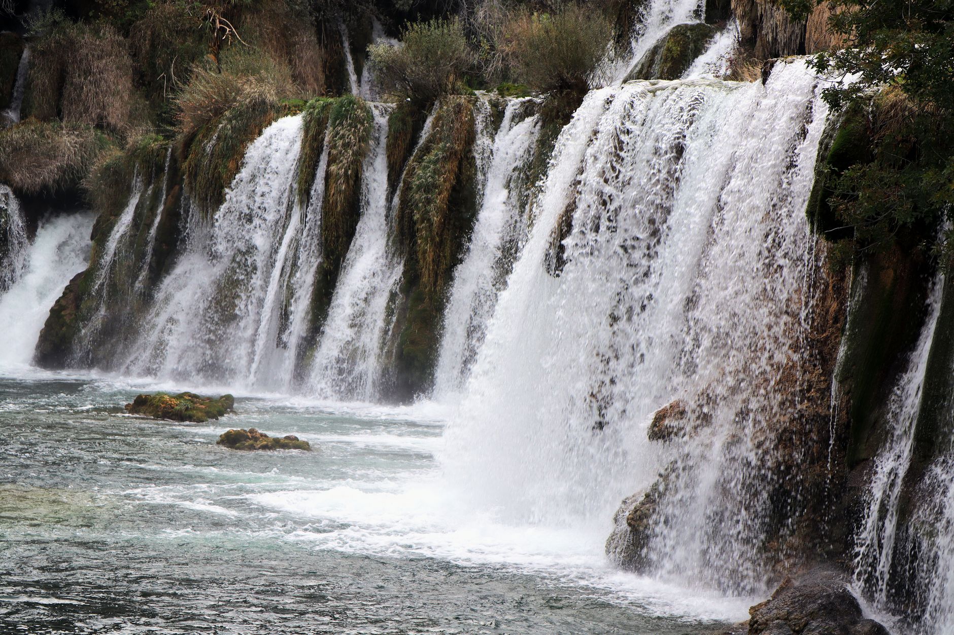 Passerelles en bois surplombant les eaux turquoise du parc national de Krka
