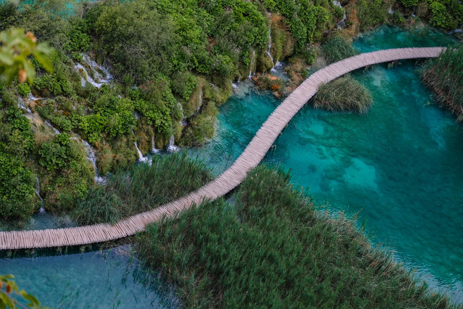 Passerelle en bois traversant les lacs turquoise de Plitvice